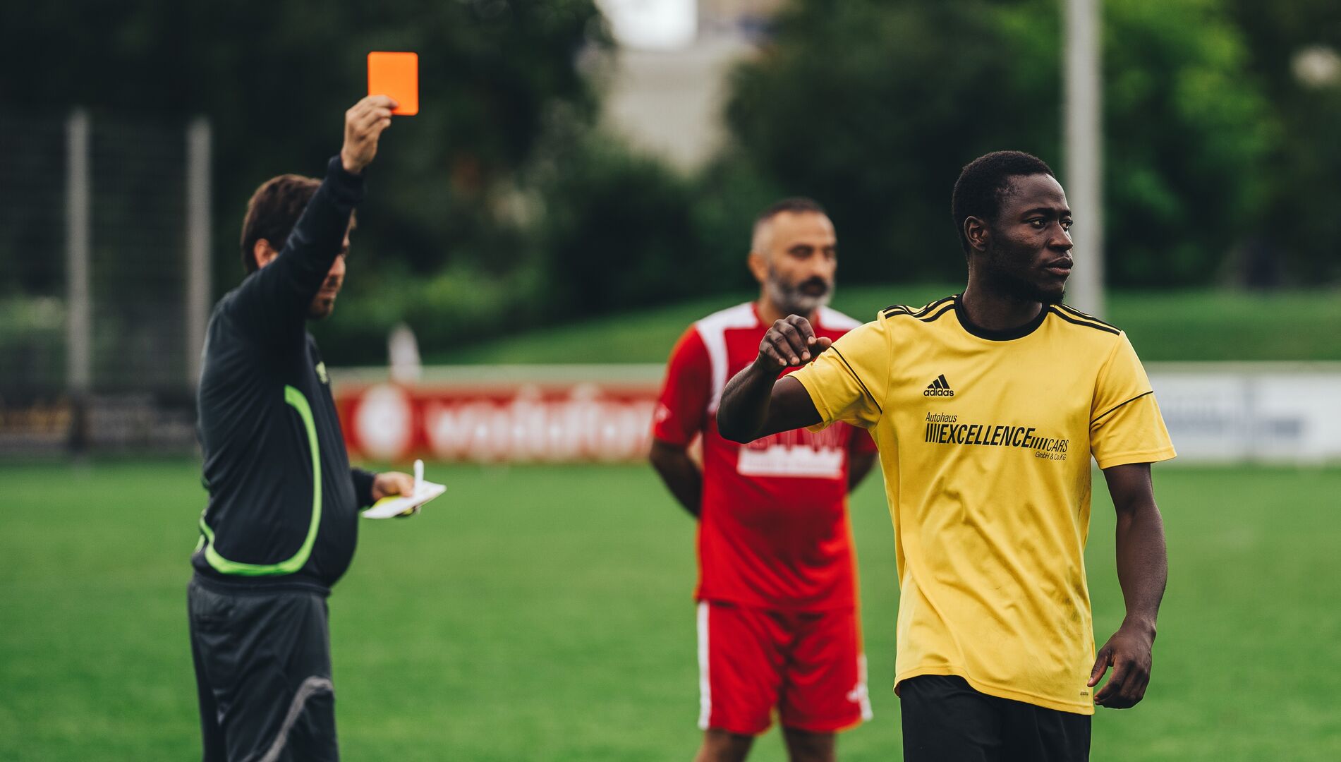 De tuchtrechtelijk geschorste beroepssporter en de loondoorbetalingsverplichting