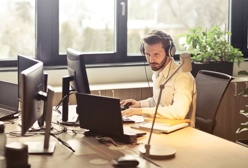 Wijn & Stael adviseert INTO Telecom & IT bij de verkoop aandelen aan de Yielder Group